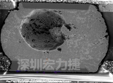 錫球氣泡大到足以影響到焊接的品質，下圖是錫球切片后的剖面，可以很明顯看到氣泡已經有錫球的 1/3 大了